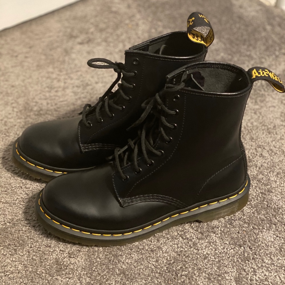 Like new Dr. Martens boots Excellent condition